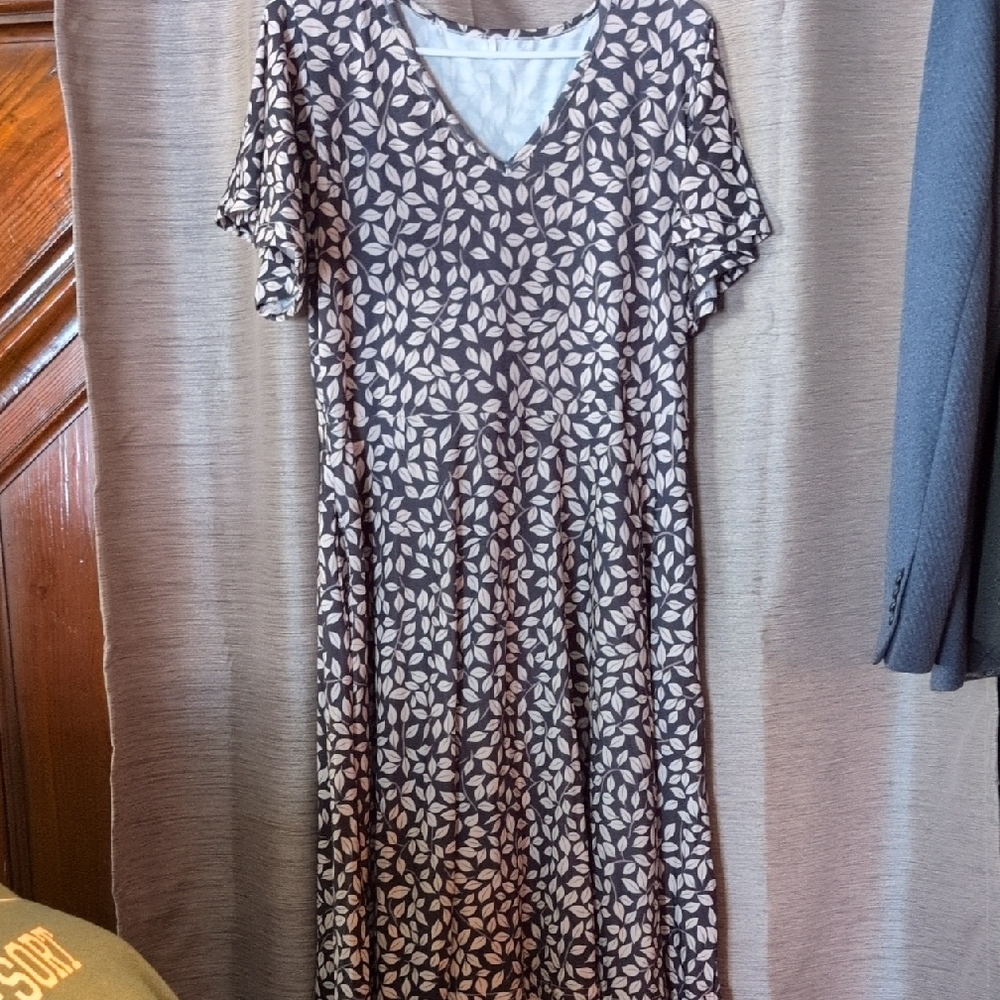 Elegant Black and White Leaf Print Dress